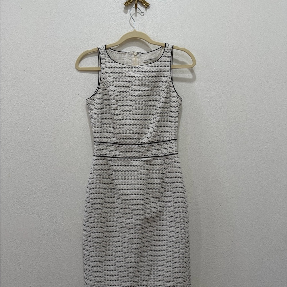 Banana Republic Sleeveless White Textured Sheath Dress with Black Trim size 0